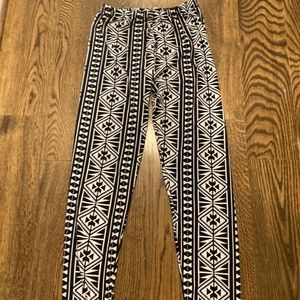 Black & White Geometric angled pattern Leggings Size Large